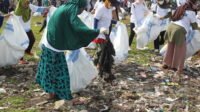 Foto Warga Mengikuti Kegiatan Antheia Beach Clean Up Vol. 4 #SayNoToStyrofoam