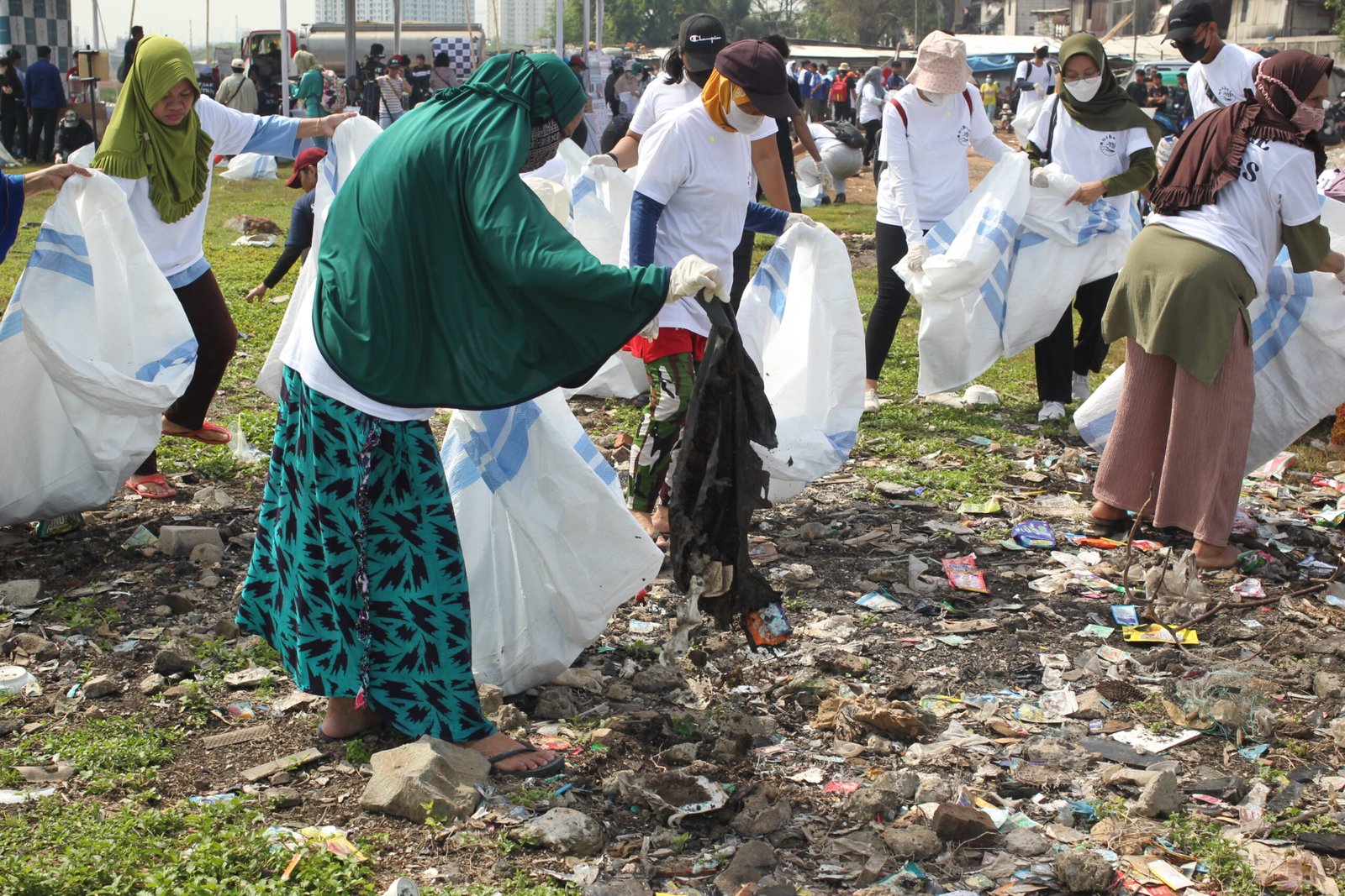 Foto Warga Mengikuti Kegiatan Antheia Beach Clean Up Vol. 4 #SayNoToStyrofoam