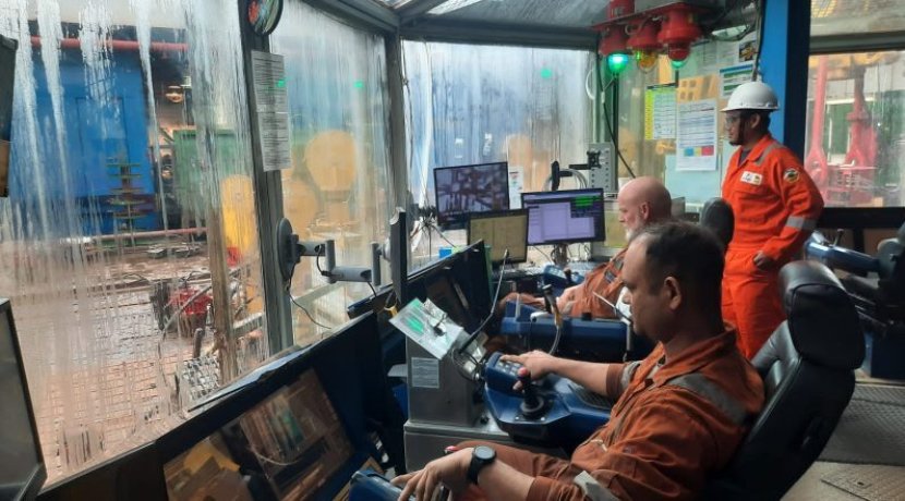 Tim Eni North Ganal Ltd melakukan eksplorasi di lepas pantai laut dalam. (FOTO SKK Migas/ Dok. Eni North Ganal Ltd).