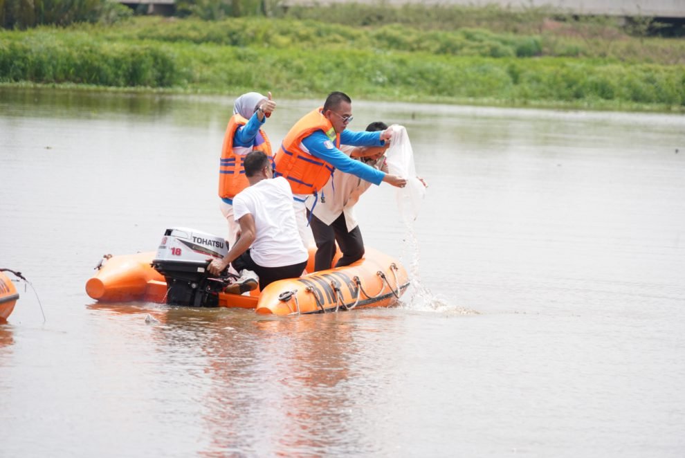 Hani S. Rustam Tabur 10 ribu Benih Ikan di Boom Berlian Pada Rangkaian HUT Banyuasin ke-22 Tahun