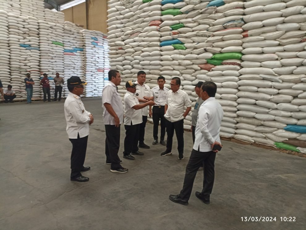 Pastikan Ketersediaan Stok Beras Aman di Banyuasin, Pj Bupati Sidak Gudang Beras