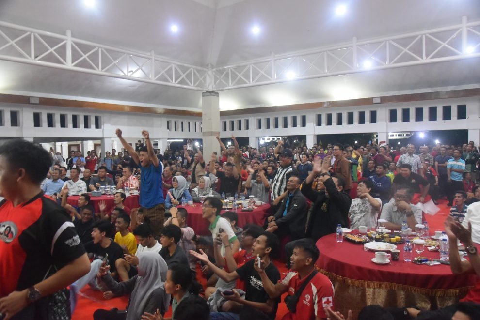 Pemkab Banyuasin Gelar Nobar, Ratusan Warga Padati Rumdin Bupati