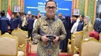 Pj. Bupati Banyuasin Terima Penghargaan Kategori Birokrat Peduli Pers.