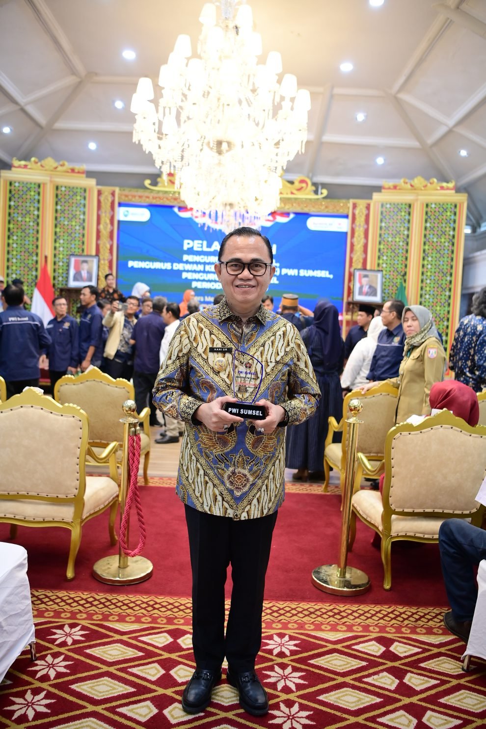 Pj. Bupati Banyuasin Terima Penghargaan Kategori Birokrat Peduli Pers.