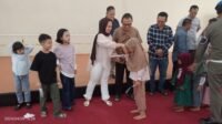 Serahkan Sebagian Rejekinya Ke Fakir Miskin