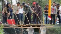 Muhammad Farid Menyerahkan Bantuan Excavator Dan Panen Ikan Patin Desa Sungai Rengit