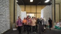 Pastikan Stok Beras, Pj. Bupati Banyuasin Tinjau Gudang Pabrik Pangan Beras Buyung Gasing