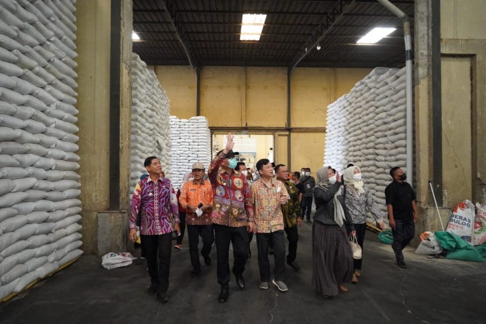 Pastikan Stok Beras, Pj. Bupati Banyuasin Tinjau Gudang Pabrik Pangan Beras Buyung Gasing