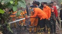 Pj. Bupati Banyuasin M. Farid Turun Langsung Padamkan Kebakaran Di Kenten Laut