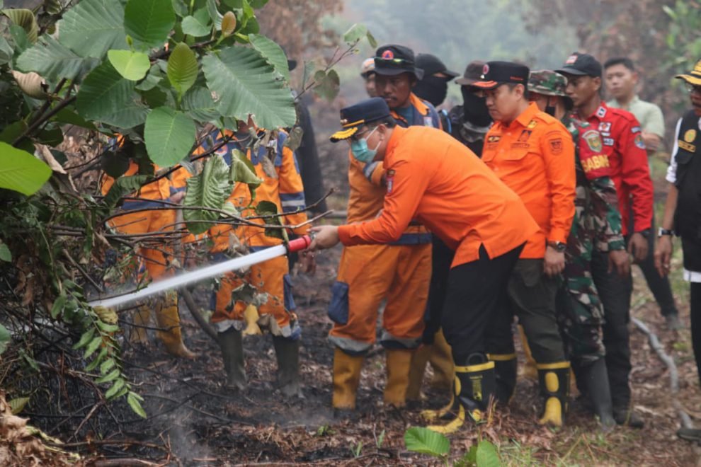 Pj. Bupati Banyuasin M. Farid Turun Langsung Padamkan Kebakaran Di Kenten Laut